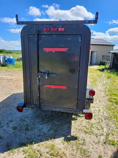 Enclosed trailer good condition with spare tire 5ftwx8ftLx5fth $1200. pickup in niagara on the lake....