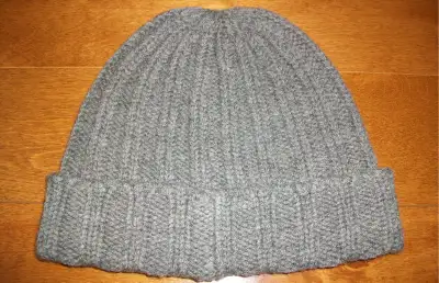 Tuque grise NEUVE 100% laine unisexe, View more