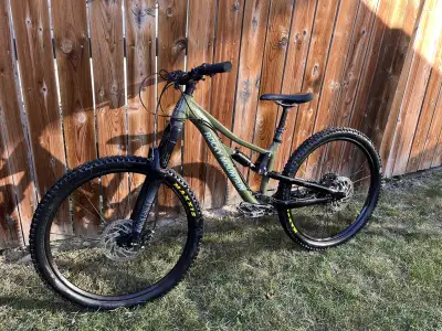 Selling a 2023 Rocky Mountain Reaper 26-inch wheel mountain bike, perfect for young riders tackling...
