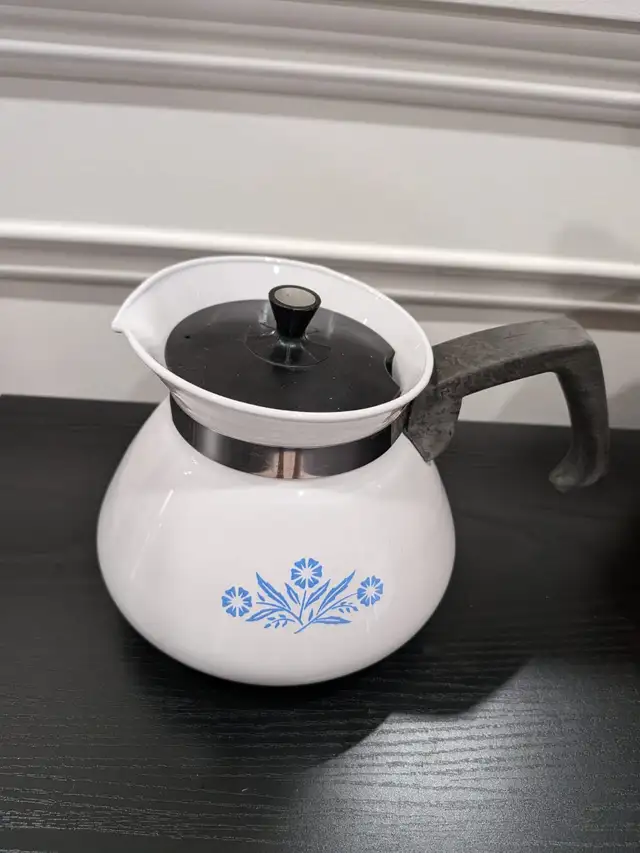 Vintage 6 Cup CorningWare Cornflower Blue Tea Kettle W/Lid P-104 in Kitchen & Dining Wares in Mississauga / Peel Region - Image 3