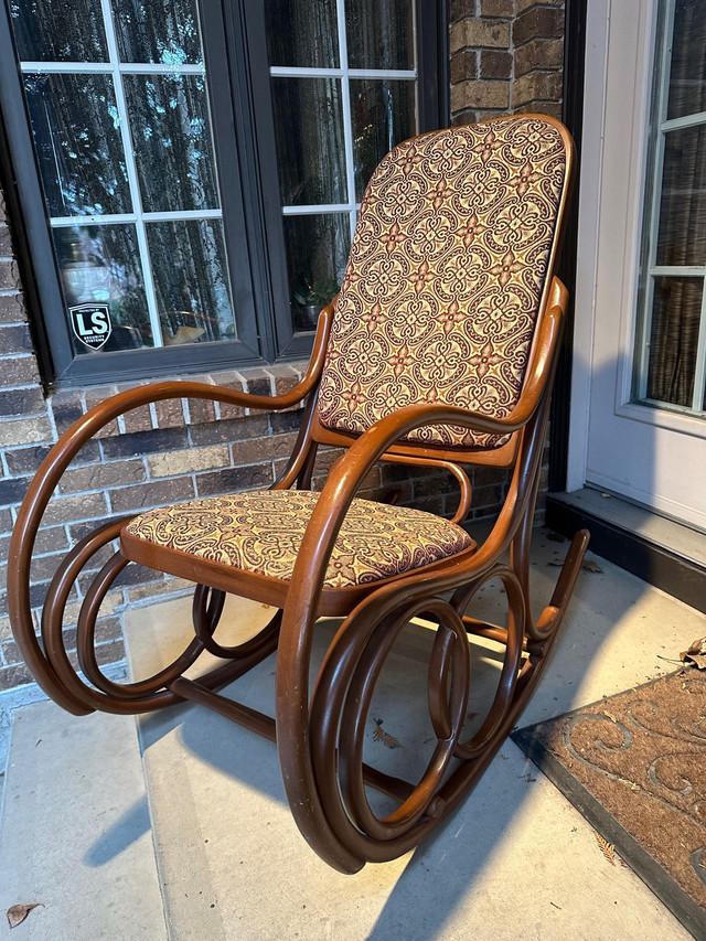 VINTAGE “ GERADUE” BENTWOOD  THONENT STYLE ROCKING CHAIR  in Chairs & Recliners in Regina - Image 2