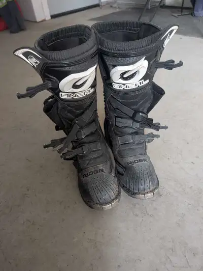 Wore a couple times, to big for me . Size 13 Paid 180...