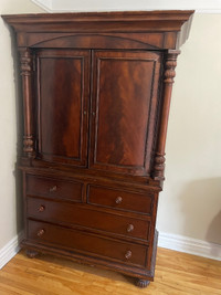 Beautiful wood wardrobe/dresser - Belle armoire/commode en bois