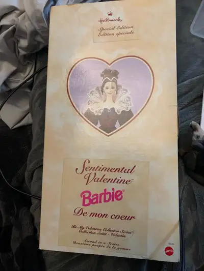 This is a pre-owned, Hallmark Special Edition "Sentimental Valentine Barbie" De mon coeur doll. Seco...