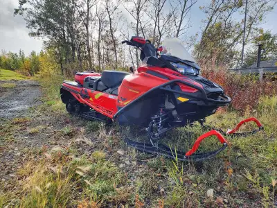 I'm selling a 2021 Skidoo Expedition Extreme with approximately 7169 km, offering robust performance...