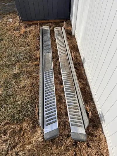 Ford running boards Came off a 2012 f250 Need new bolts as majority of them broke when taking them o...