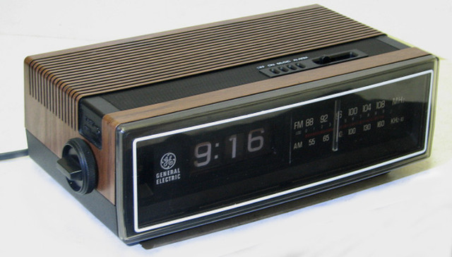 vintage GE General Electric FLIP Clock Radio  Serviced Perfect in General Electronics in City of Toronto - Image 3