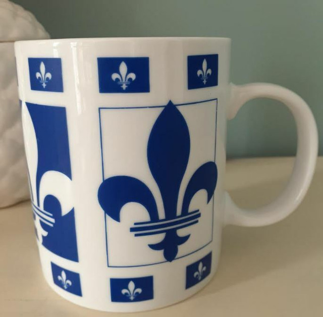 Vintage Gryphonware blue & white Fleur de Lis mug in Arts & Collectibles in Markham / York Region - Image 3