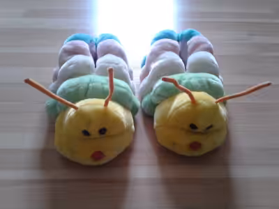 Pantoufle en forme de chenille de taille moyen pour les pieds.