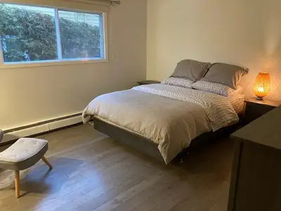 Avec propriétaire occupant. Chambre de 12'X14' plus une autre pièce pour bureau de travail. Tout inc...