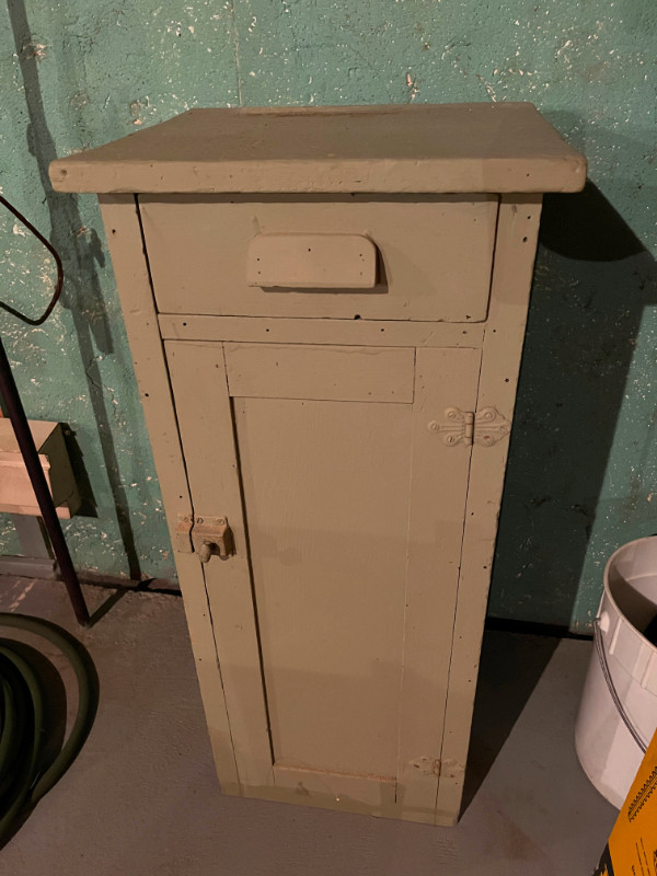 Armoire antique dans Commodes et armoires  à Laurentides