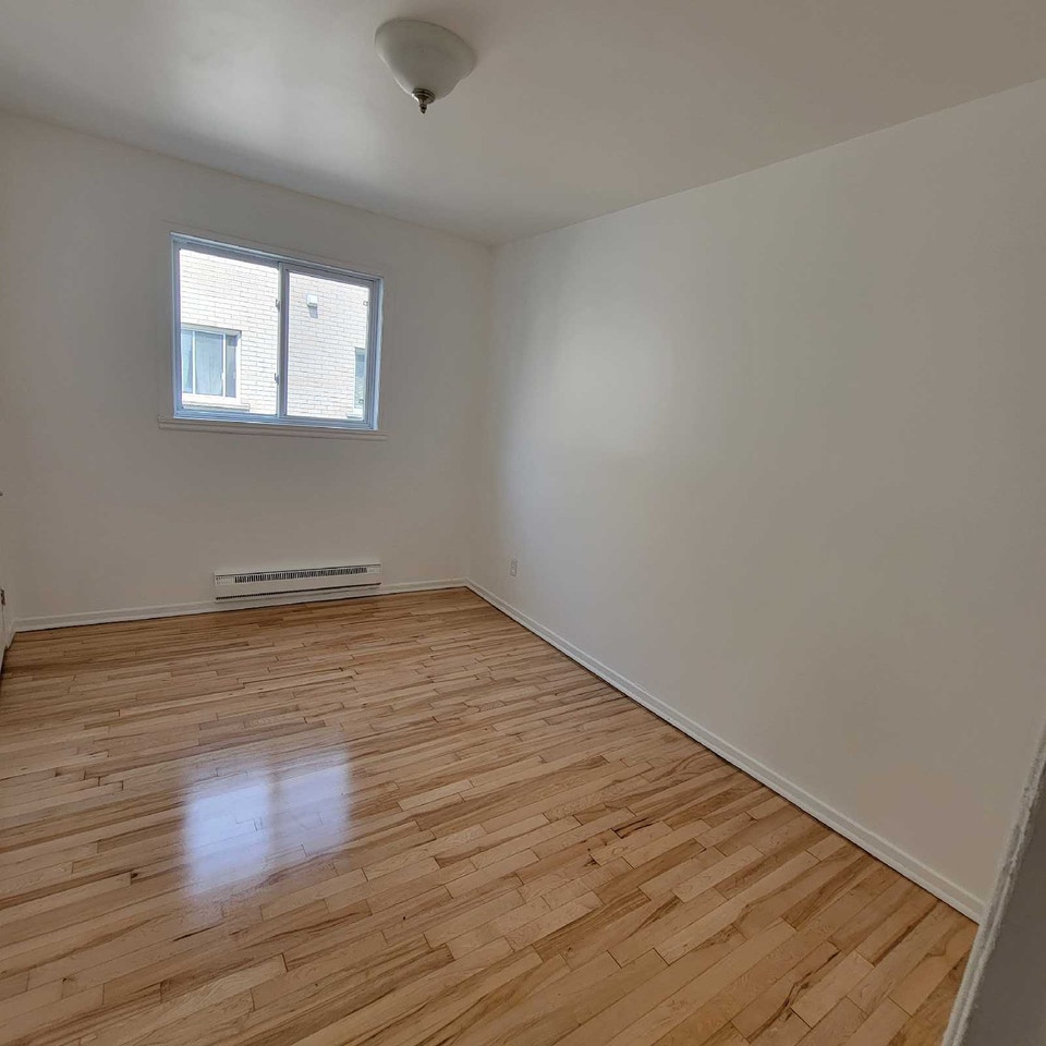Superbe 4 ½ très lumineux et fraîchement rénové à Longueuil. 5