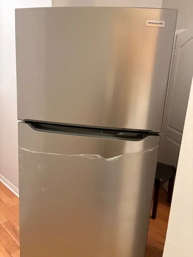 Frigidaire Refrigerator top freezer in Refrigerators in Oakville / Halton Region - Image 3