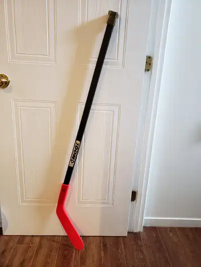 1 bâton d'hockey cosom. 49 po de long à 5$ rouge