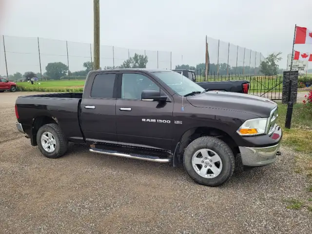 2011 Dodge Ram 1500 4x4 SLT Quad Cab MINT INTERIOR in Cars & Trucks in Calgary - Image 4