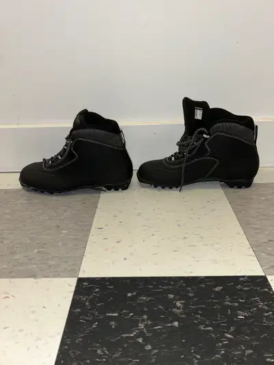 Selling size 44 Rossignol cross country ski boots - NNN bindings Perfect condition, barely used Will...