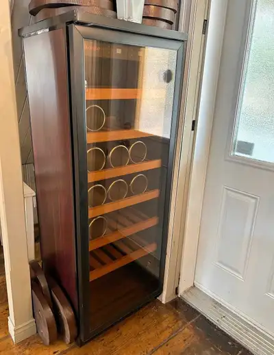 Ce cellier CHIGO modèle JC-270-A24 est parfait pour conserver vos bouteilles de vin à la température...
