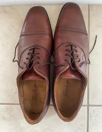 Amazing condition Florsheim Shoe Company Size 9 1/2 men’s; regular width Genuine leather Colour: Cog...