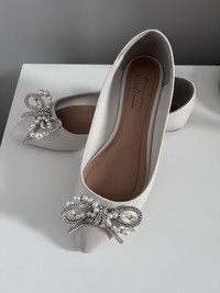 Size 7 Flats with sparkle and pearl bow 