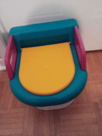 une toilette  pour enfant  ou petit pot  multicolore très propre