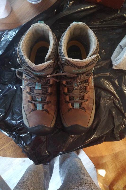 Keen Hiking Boots Women's Size 8.5 . Targhee 3 style. in Other in Ottawa - Image 3