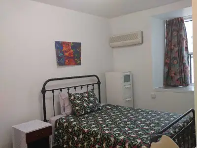 Belle chambre meublée -Furnished room /Berri-Uqam
