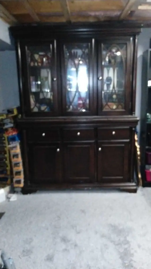 Traditional Dark Wood China Cabinet in Hutches & Display Cabinets in Winnipeg - Image 5