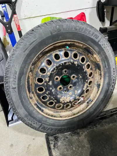For sale 4 Michelin winter tires X-Ice with rims : 225/60 R17. Good condition. Very good for winter...