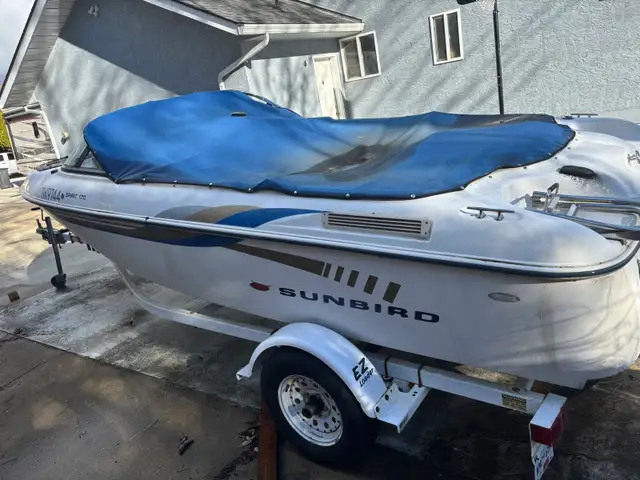 17 foot Sunbird Boat with Low Hours Volvo Inboard in Powerboats & Motorboats in Kelowna - Image 7