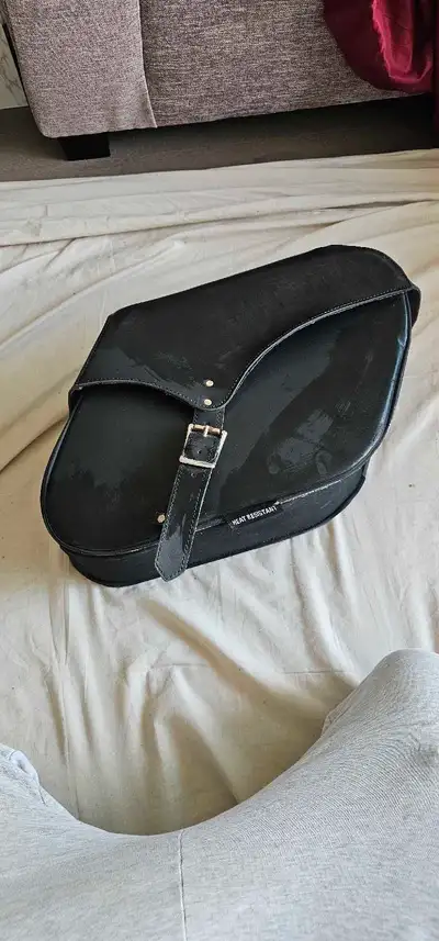 100% real leather, high heat resistant. Many pocket on inside For measurements please see photos. Re...