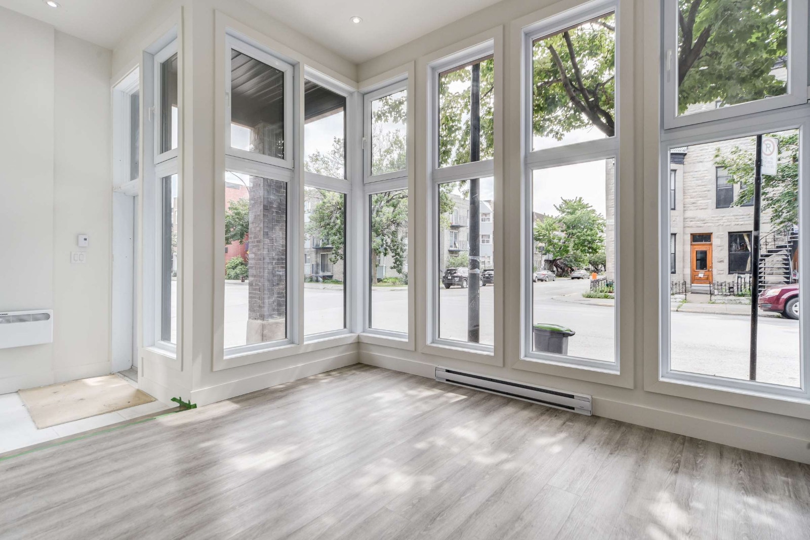 2 bedrooms + 3 basement rooms — 1 900 pi² — 2 731 $ — photo 1