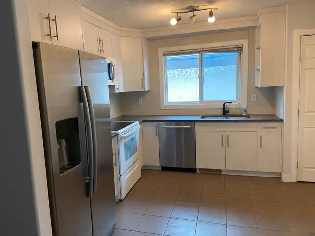 main floor room close to SAIT for female 62863756458499124