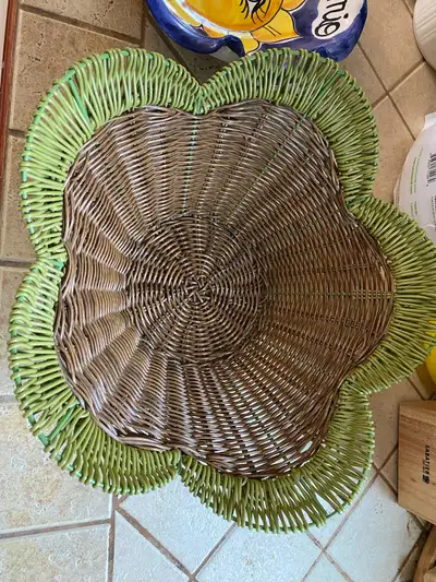 This flower-shaped, brown and green wicker fruit basket is perfect for adding a touch of rustic char...