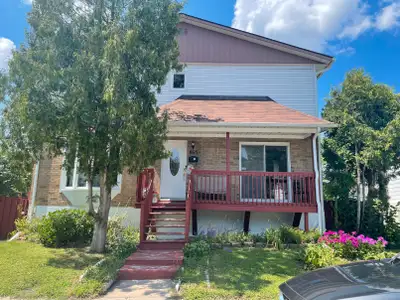 Maison en plein coeur du Vieux Longueuil. À quelques minutes à pied du parc Michel Chartrand, à prox...