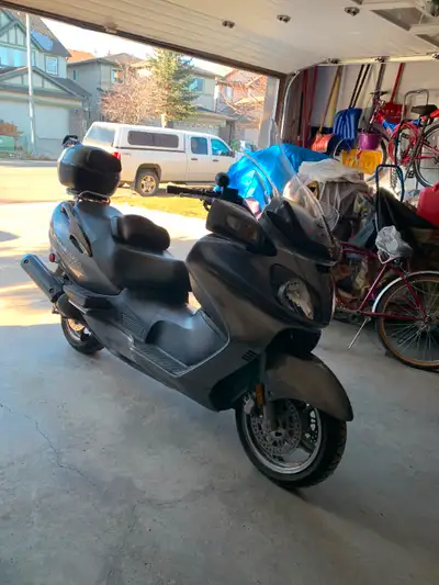 In tip top condition,newer tires,heated grips,battery,radio wired,AM/FM with speakers!Top box and pu...