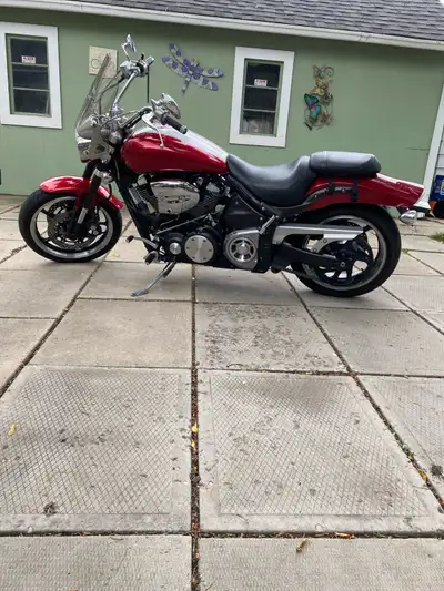 2006 Yamaha Road Star Warrior 1700cc (102ci) Air Cooled V-Twin 27,000 kms Red colour This power crui...