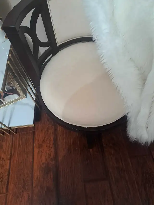 Set of occasional chairs..excellent condition  in Chairs & Recliners in Kingston - Image 2