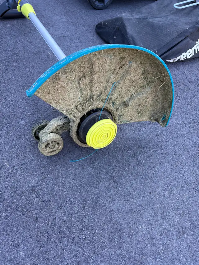 Yardworks Electric Grass Trimmer in Lawnmowers & Leaf Blowers in Hamilton - Image 3