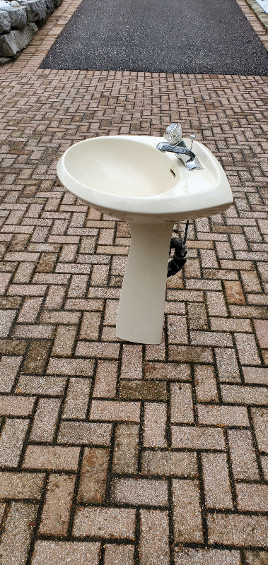 Pedestal Sink "Ellisse" in very good condition in Plumbing, Sinks, Toilets & Showers in Barrie - Image 3