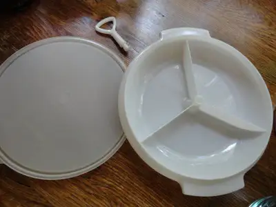 00918 Vintage Tupperware Relish, Pickles, Dips, Nuts 608-12 Sheer white divided Lazy Susan container...