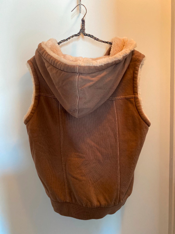 Gap Taupe Vest with fun fur inside in size Medium in Women's - Tops & Outerwear in Winnipeg - Image 2