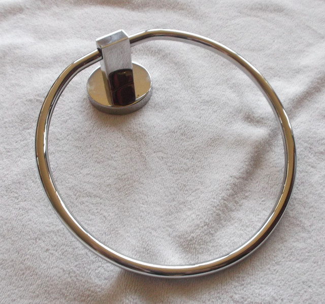 NEUF : Porte-serviettes anneau, acier inoxydable Zack Scala dans Articles pour la salle de bains  à Ville de Québec