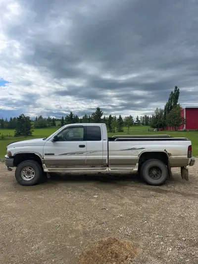 2001 Dodge 2500 5.9 cummins 5 speed manual 4x4 480000 km Runs good shifts smooth Heat works good, ac...