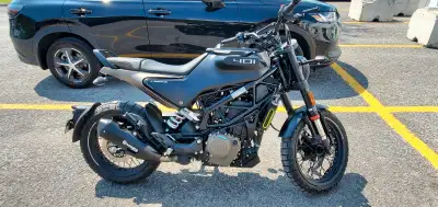 2022 Husqvarna Svartpilen 401 scrambler style motorcycle. Less than 7000 km on odometer. Tons of fea...