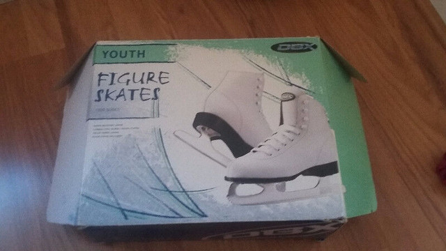 DBX Youth Figure SKATES size 13J (white) in Skates & Blades in City of Toronto - Image 2