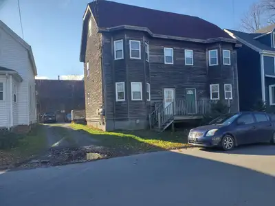 Very nice 1 Bedroom in four unit building, downtown Windsor, across from the library. Rent is $1,000...