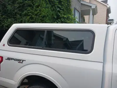 Modèle 100R. Couleur Blanc. Année 2020. Fenêtre Côté Coulissante et Moustiquaire Fenêtre Avant Couli...