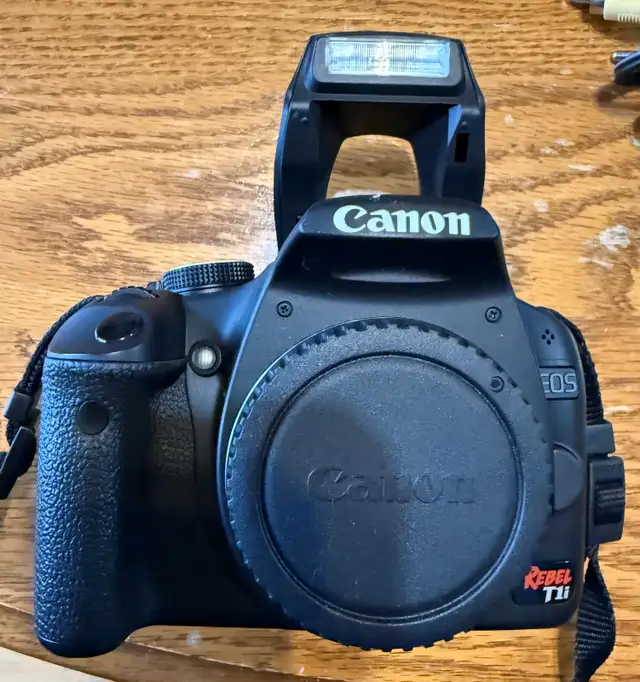 Canon EOS Rebel T1i 15.1 MP CMOS Digital SLR Camera Package in Cameras & Camcorders in City of Halifax - Image 3