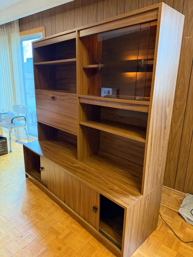 1970s MCM Walnut Wall Unit – Glass Display / Bar Cabinet in Hutches & Display Cabinets in City of Toronto - Image 7