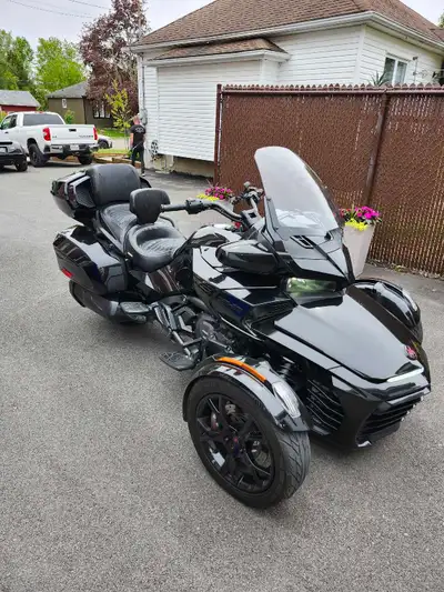 Spyder f3 limited 2021 15500 kilomètres tout équipé avec pneu arrière neuf et batterie neuve , poign...